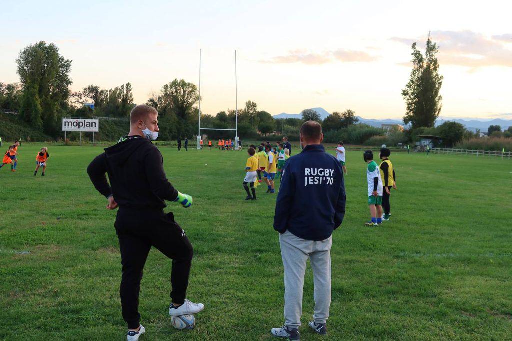 LE ZEBRE SI “MISCHIANO” COL RUGBY JESI ’70: AL CAMPO DEL CLUB MARCHIGIANO È SUBITO FESTA!