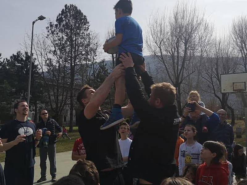 ZEBRE FAMILY: CECILIANI PROTAGONISTA COI PICCOLI STUDENTI AL PARCO DI NAVE (BS)