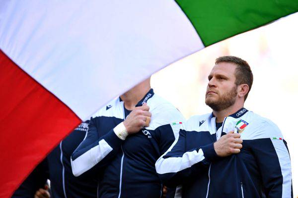 Il capitano degli Azzurri -il tallonatore delle Zebre Luca Bigi- durante l’inno della Repubblica Italiana prima di una gara della Nazionale Italiana