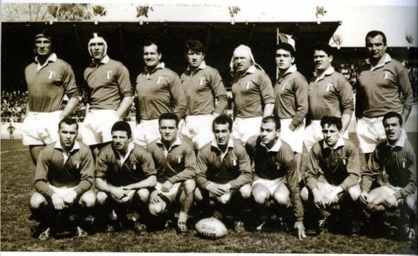 Sergio Lanfranchi -quinto in piedi da sinistra vicino al fondatore delle Zebre Marco Bollesan- con la maglia dell’Italia a Grenoble nella sconfitta 14-12 contro la Francia del 14 Aprile 1963