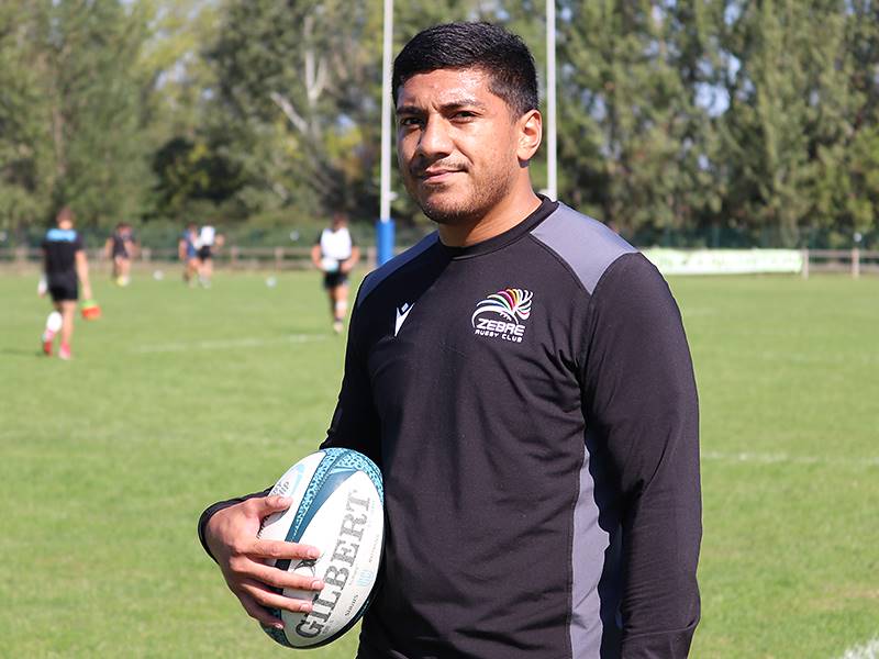 L’ALA DELLA NAZIONALE TONGANA LATU LATUNIPULU ALIMENTA IL REPARTO DEI TREQUARTI DELLE ZEBRE