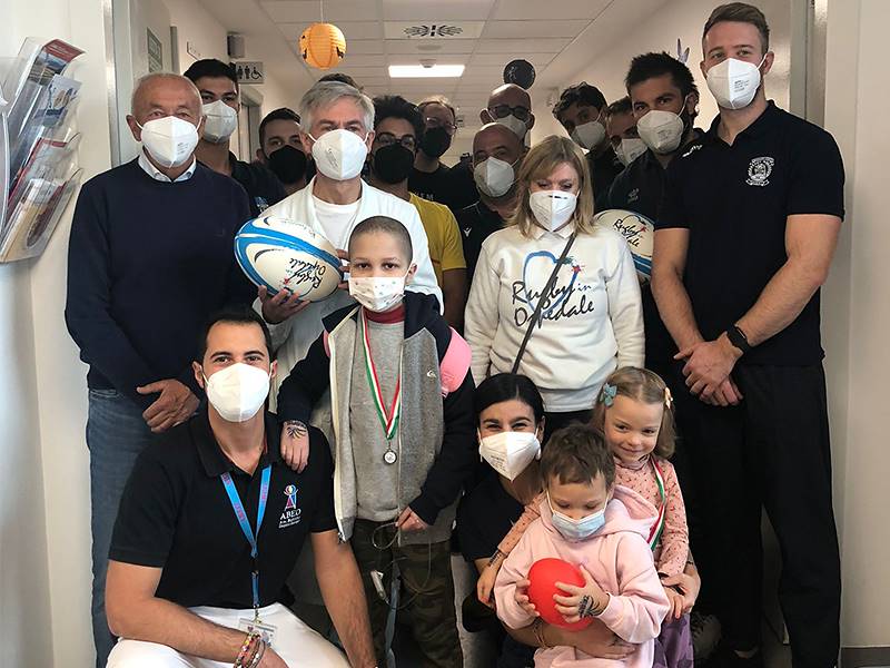 SORRISI E SPENSIERATEZZA IN COMPAGNIA DEI GRANDI ATLETI DEL RUGBY