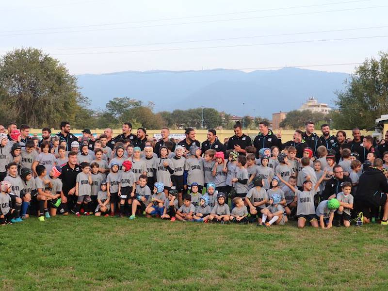 ZEBRE IN VISITA AL RUGBY FIUMICELLO: AL “BRUNO MENTA” È FESTA TRA I RAGAZZI DEL MINIRUGBY ED I CAMPIONI MULTICOLOR