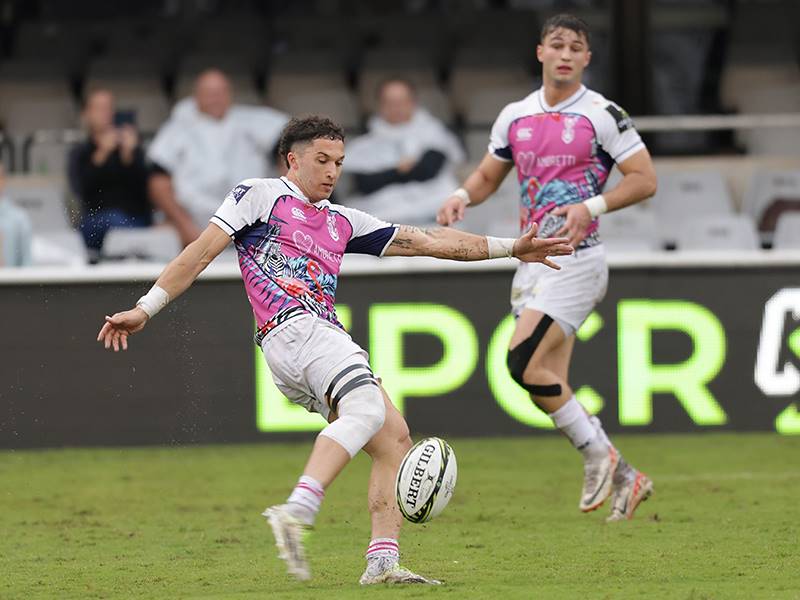 A DURBAN LE ZEBRE CEDONO ALLA FISICITÀ DEGLI SHARKS