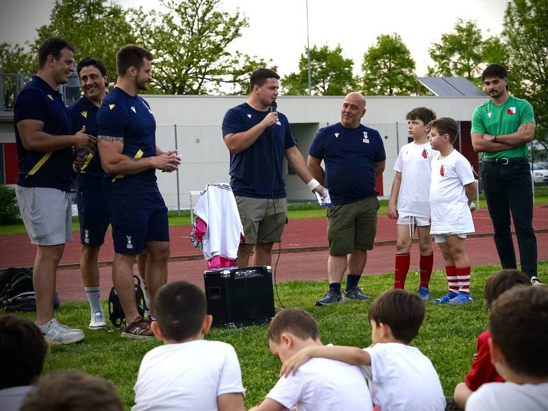 Le Zebre con i bambini del Rugby Carpi